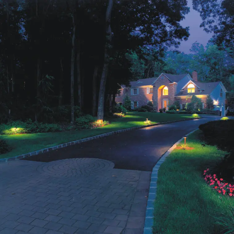 6 Types of Driveway Lighting Ideas & 10 Beautiful Examples