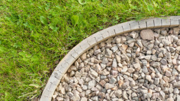 Rounded-gravel-strip-bordering-lawn